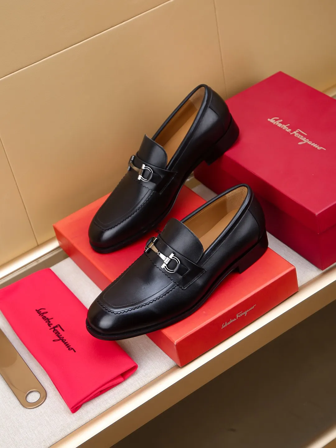 Men's shoes 💰460 🕷🕷🐂【Ferragamo】Ferragamo Popular fashionable leather shoes🇨🇳Official website counter 1:1 production, original mold opening💯Good quality can be seen, imported high-end first-layer waxed calfskin, water-dyed🐂leather lining🌿very clear texture, high-quality waterproof, non-slip and wear-resistant outsole🎋high quality and low price, truly handmade🍓colors available! Code number 39-44......(38.45.46.47 customized)